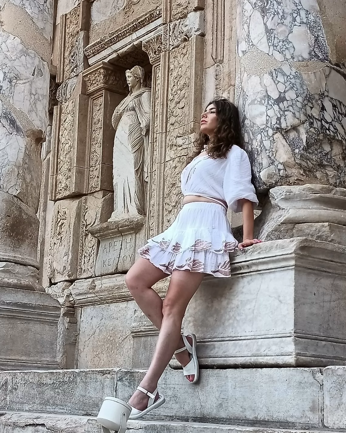 Alaçatı’nın Rüzgarından Celsus’un Gölgesine: Efes’te Altın Saatler